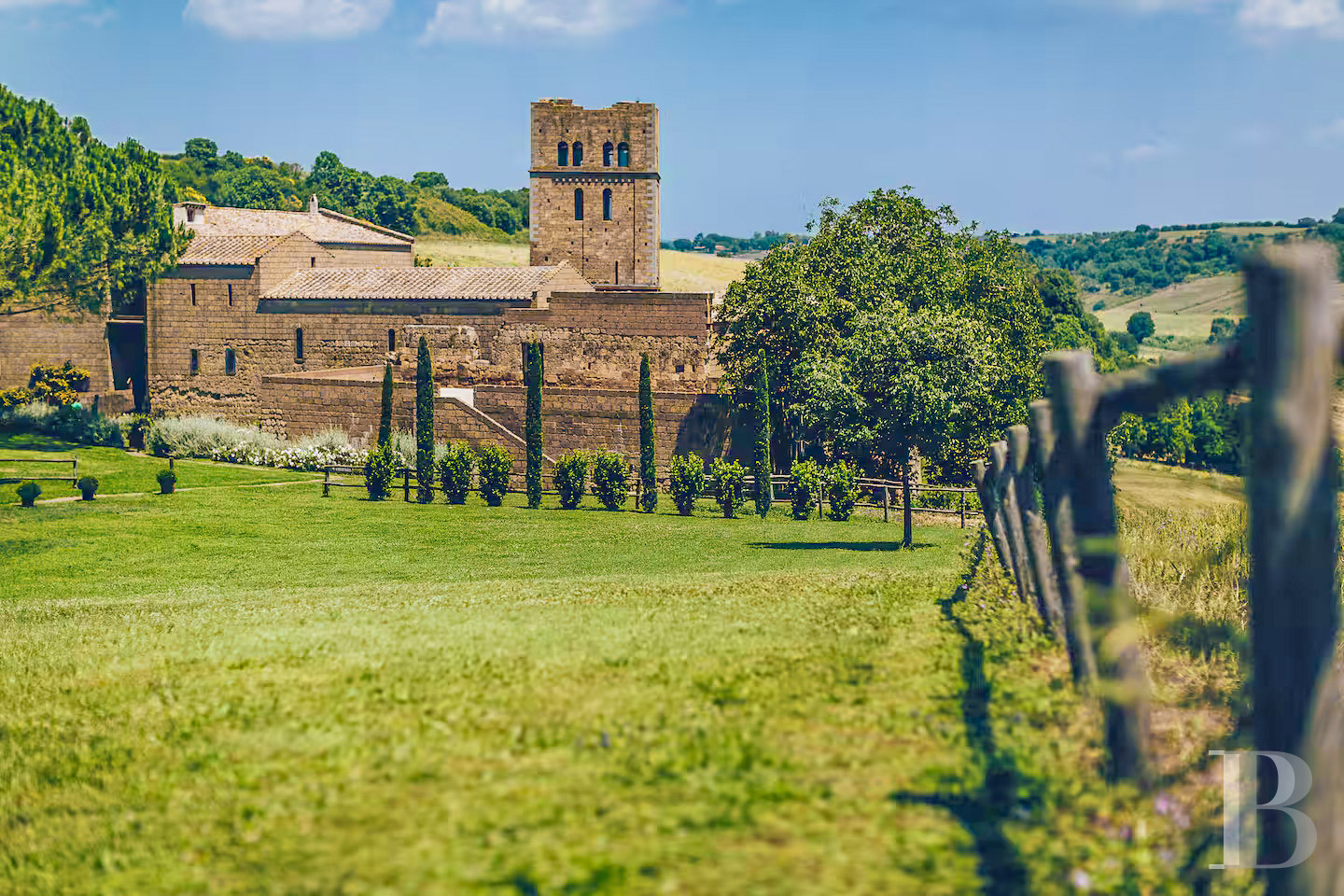 En Italie, au sud de Tuscania dans la province de Viterbe, une ancienne abbaye cistercienne réhabilitée au tournant du siècle - photo  n°33